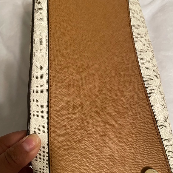 2 Michael kors bags - Picture 12 of 16